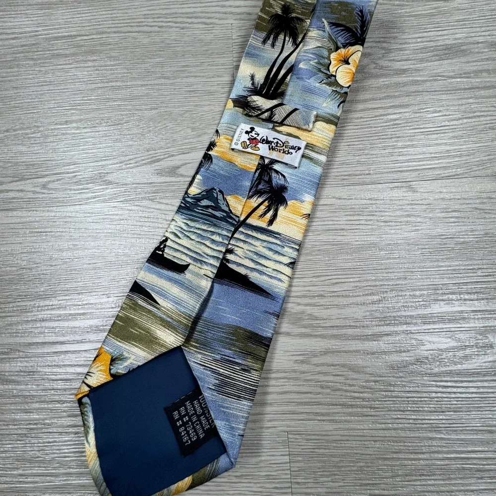 Walt Disney World Mens Tie Mickey Mouse Tropical Island Beach Blue Silk One Size